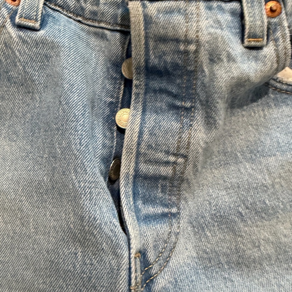 Levi's 501 Jeans - Original Fit 501 Jeans - medium wash Size 28 - Picture 4 of 7